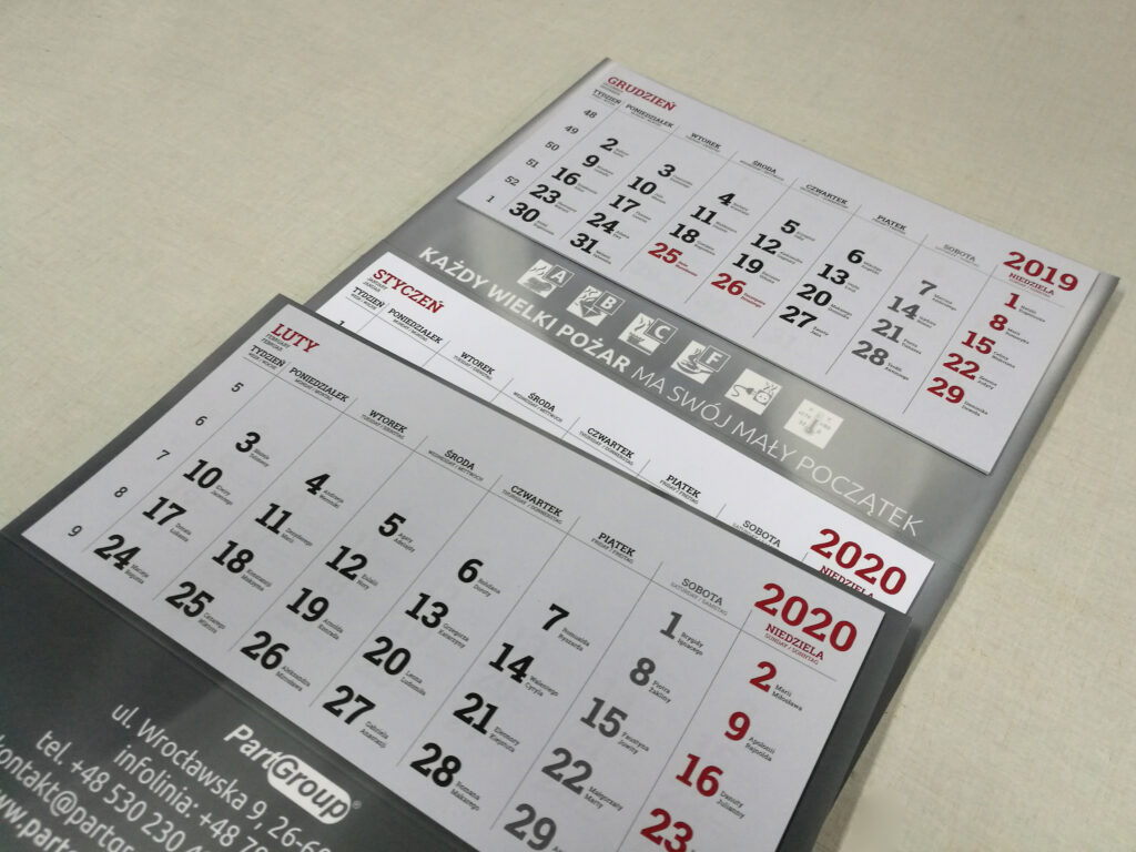 Różnokolorowe kalendaria w kalendarzach trójdzielnych i kalendarzach czterodzielnych.