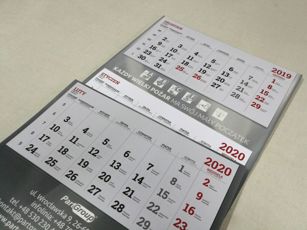 Different colored calendars in three-fold and four-fold calendars.